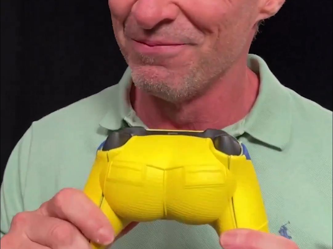 死侍与金刚狼扮演者开箱各自的翘臀手柄