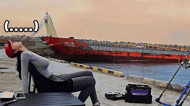 韩国美女深夜湖边钓鱼，用生鱼肉做诱饵，能否成功钓到鳗鱼呢？