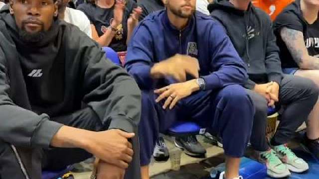 杜兰特与库里一起观战美国女篮vs德国女篮的比赛，据Windhorst报道：杜兰特可能会缺席美国男篮奥