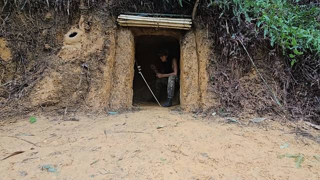 夏日天气炎热，在丛林中最好的庇护方法就是挖掘山洞，住着安全又凉爽