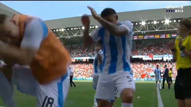 阿根廷国奥“绝平”后，吉夏尔球场的摩洛哥球迷闹事，有的直接冲场，有的向场内投掷杂物——传言甚至有鞭炮