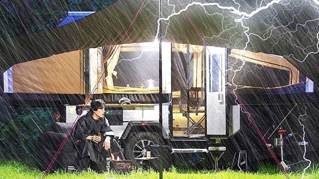 这才是真资格土豪公子，带着几十万的全自动帐篷拖车，大雨中舒适野营