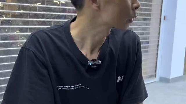 今天特别闲，四个师傅修一个空调