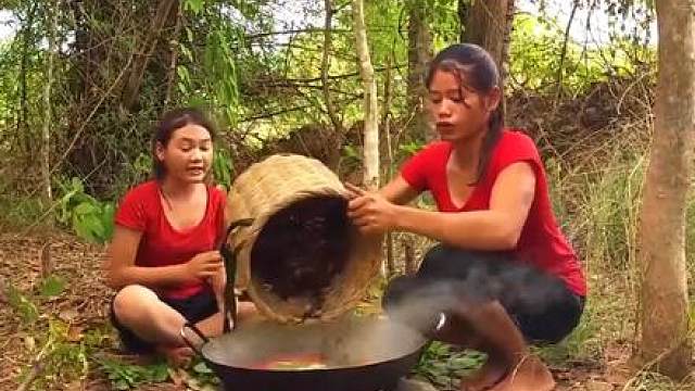 螃蟹和睡莲在森林里是美味的食物 #野外生活纪录片 #体验原生态美食的乐趣 #户外美食 #来自远山深处