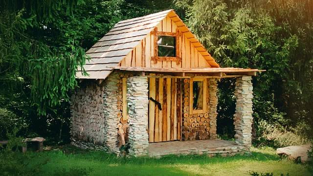 小伙巧用5000根圆木在山里亲手建造了一座房子。最后一部分