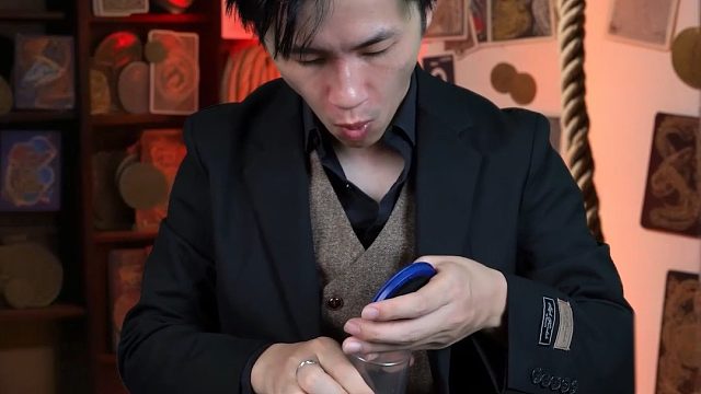 揭秘硬币穿杯子的魔术