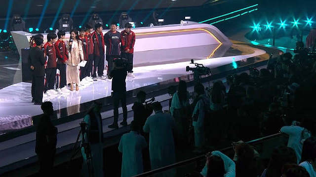 “希望全世界各个战队选手 欢迎来挑战我们！”说完大家都在鼓掌哈哈哈 诺诺真是越来越会说了！