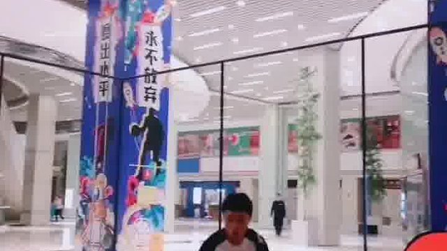 后面保安大哥看我很久了，可能他以前也很爱篮球吧