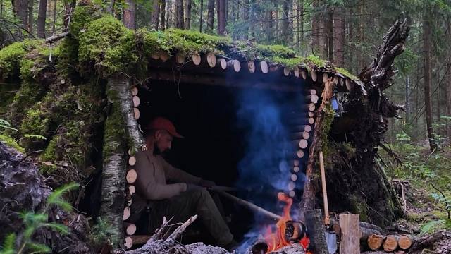 丛林里倒塌的巨树桩，刚好利用来挖建出庇护，烤着柴火窝里面真舒服