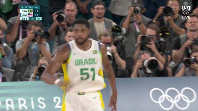 真就轻轻松松！布克追身三分命中同时还造个犯规！