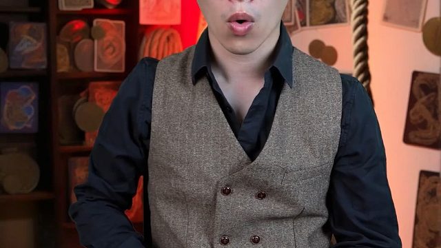 揭秘硬币穿过杯子的魔术