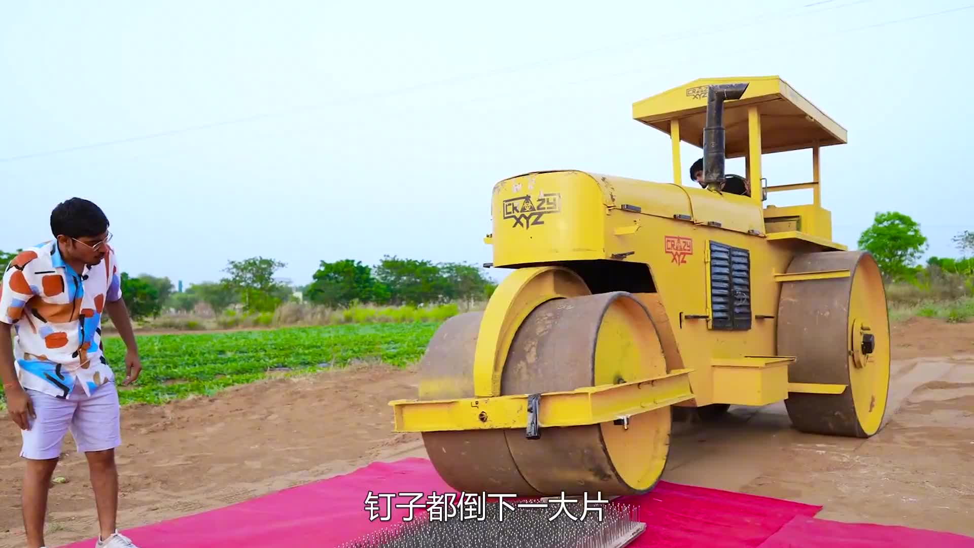 压路机的碾压力有多强？牛人用自家摩托车测试，场面真硬核！