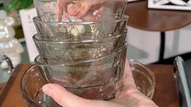 #厨房好物 #沙拉碗 #碗 加厚茶色#玻璃碗，用来吃饭喝汤拌沙拉放水果都很高级，主要是还非常便宜，真