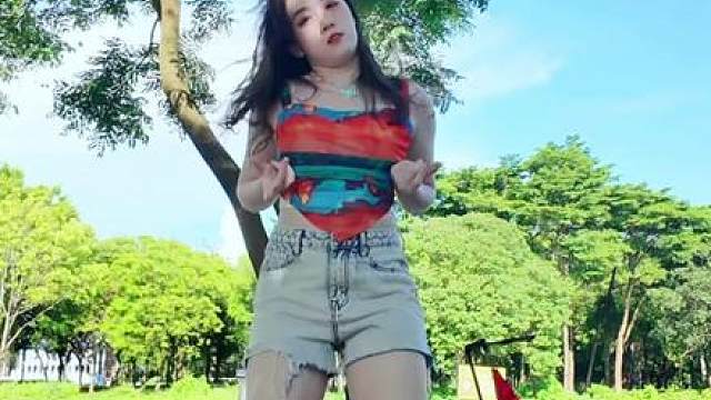 只想借着好天气欣赏美景拍个cha... 膝盖扭伤2个月终于快好了难得广州天气也好☀️出来喝个咖啡顺便