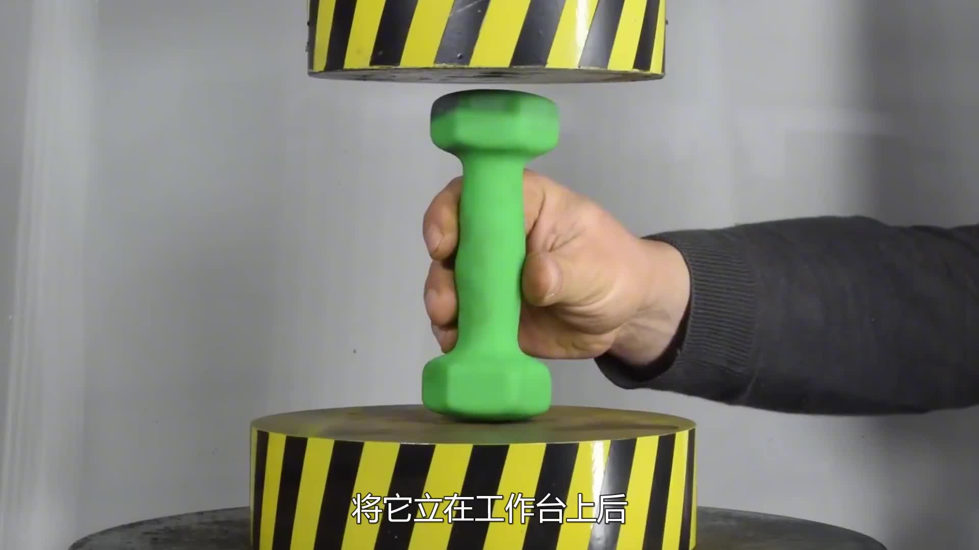 当液压机碾压1000张扑克牌会咋样？牛人亲测