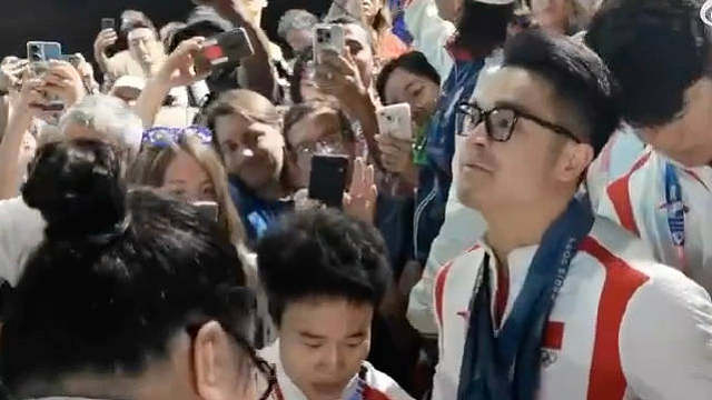泪目了！举重队把五枚金牌都挂在了石智勇身上！竞技体育的魅力在这一刻具象化了！