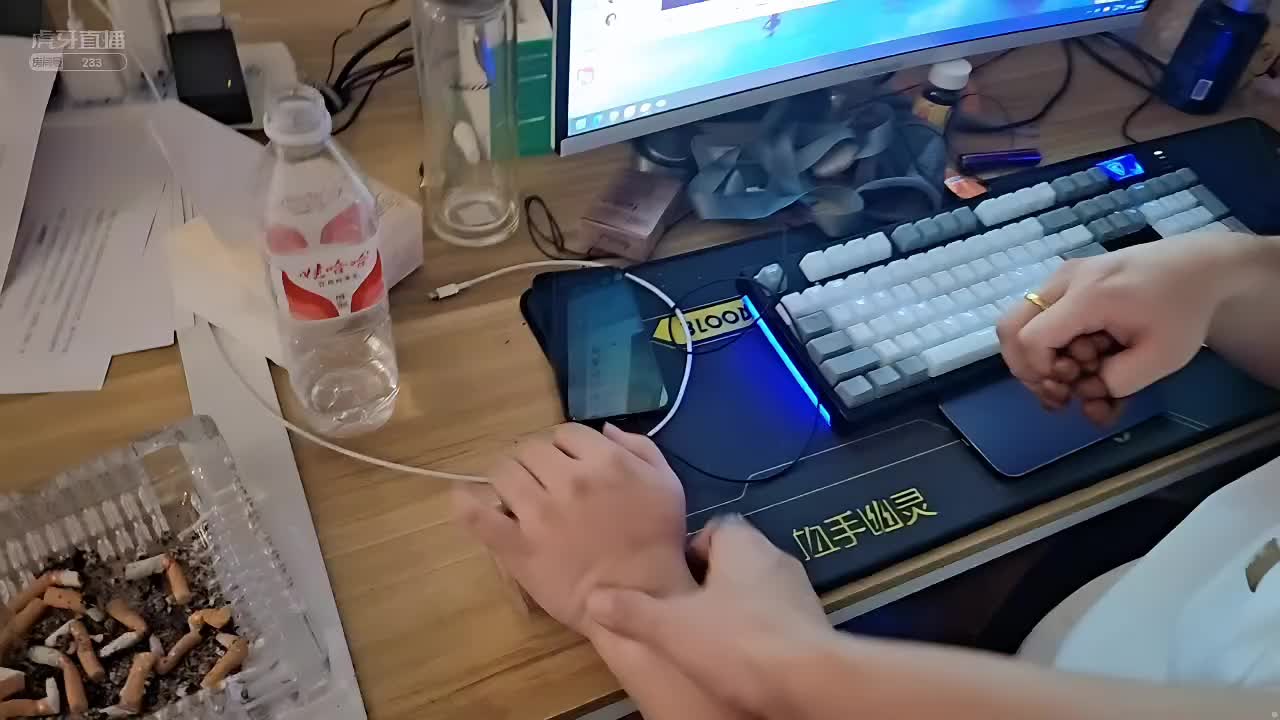 公司主播假装神经病，面试的主播看到后都惊呆了！