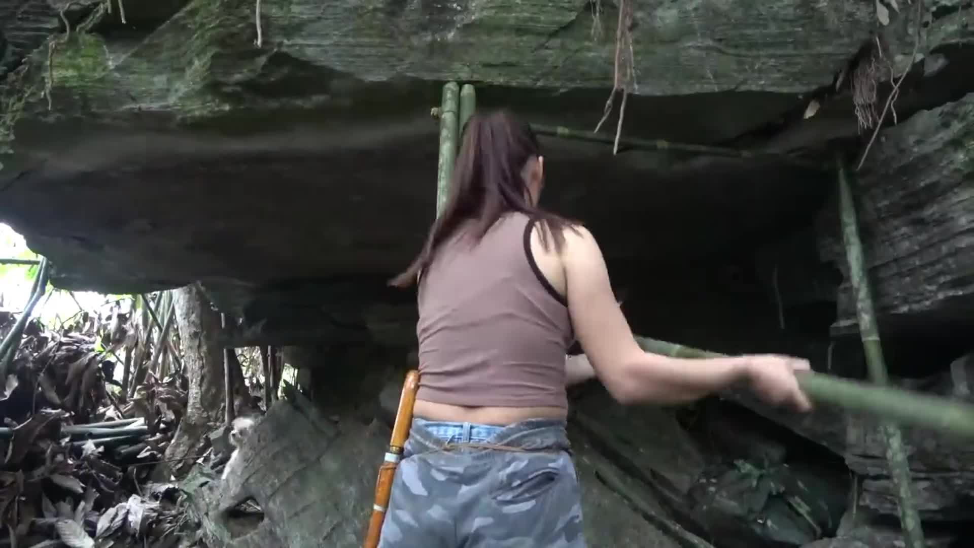 女人竟在一个巨石底下生活