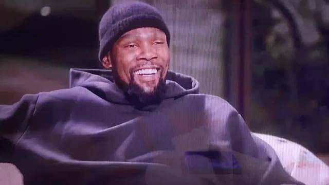 杜兰特："随着我在联盟中年龄越来越大，联盟也越来越年轻，我往往会更多的去想退役的事"。