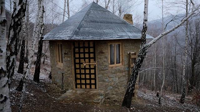 带上我的狗子进入荒野山林，动手盖起了栋石屋，住着真是极品奢华