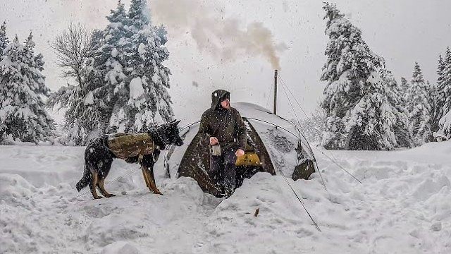 大雪持续了两天，带着狗子在荒野露营，零下十几度的夜晚有烤炉取暖，听着雪花飘落睡觉很放松
