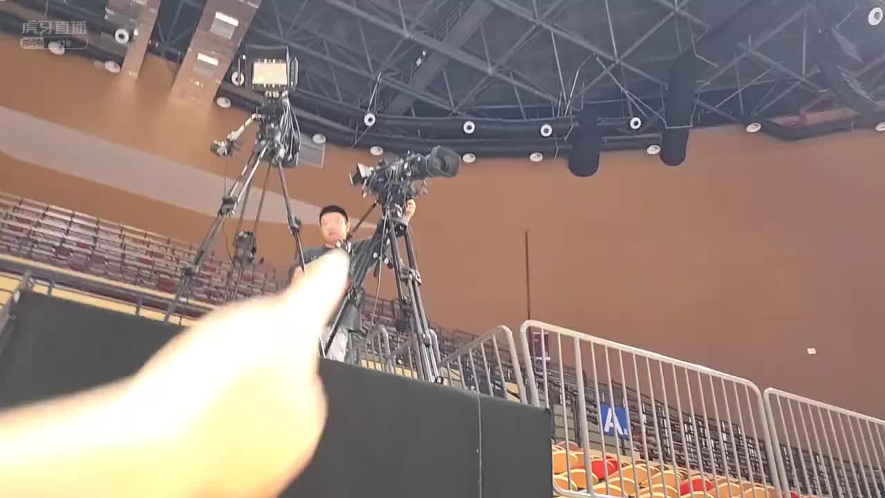 【集梦会长】兄弟们这次看球爽了，直播摄像机一台一百万
