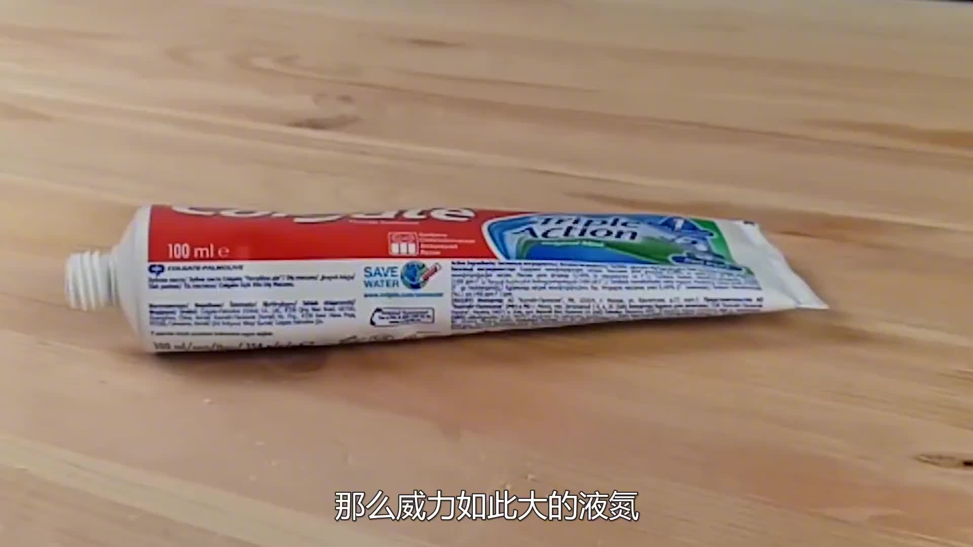 把100升的液氮倒在水池里，能让水面结冰吗？