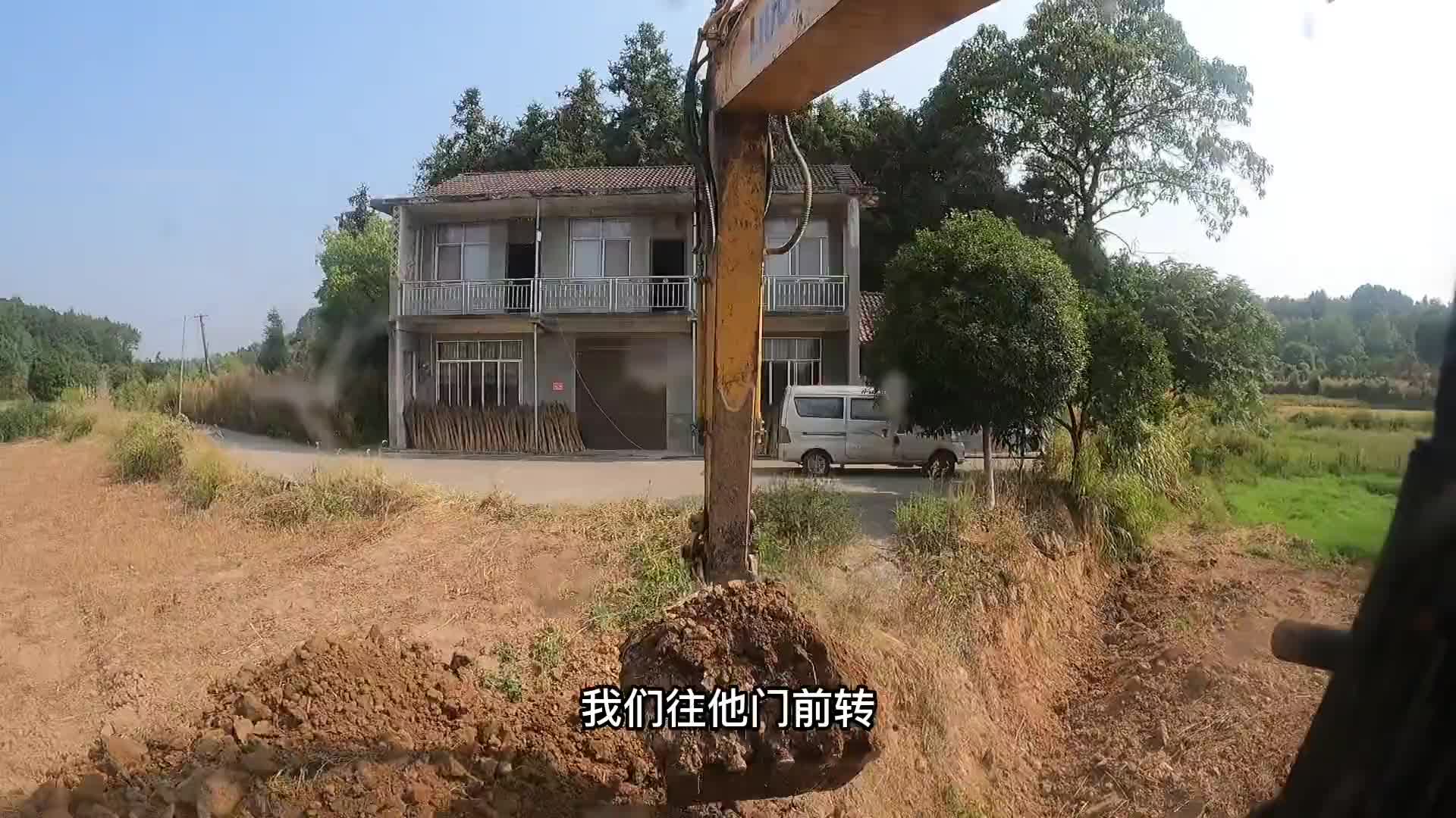 用鱼塘里面的泥巴修一条路，泥巴干了就是土。