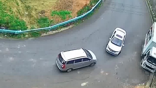 面包车礼让是对的？ 你看小轿车雨刮器就明白了！