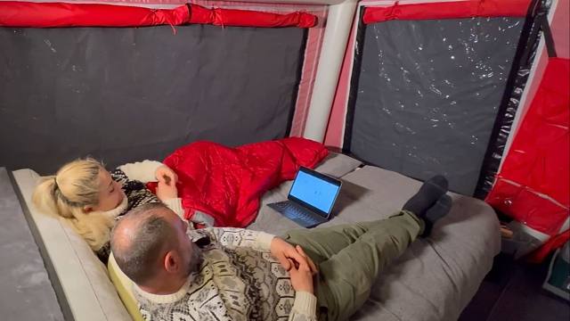 这才是真资格极品夫妻，-30℃森林大树都被冻成冰雕，竟还能帐篷美滋滋野营！