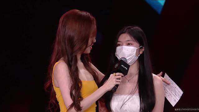 粉丝：可以祝我实习快乐，永葆青春嘛？Meiko：祝粉丝实习顺心，天天开心！希然：还有永葆青春~Mei