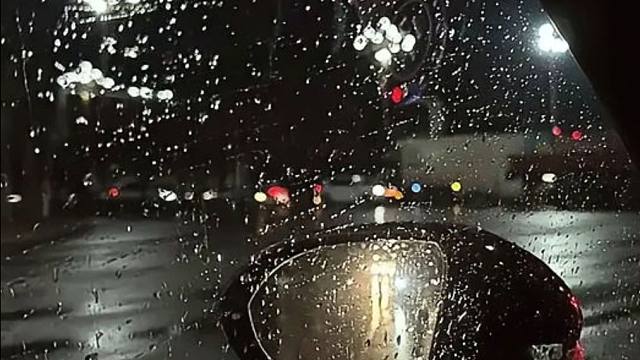 暴雨时，躲在车里等雨停更安全？