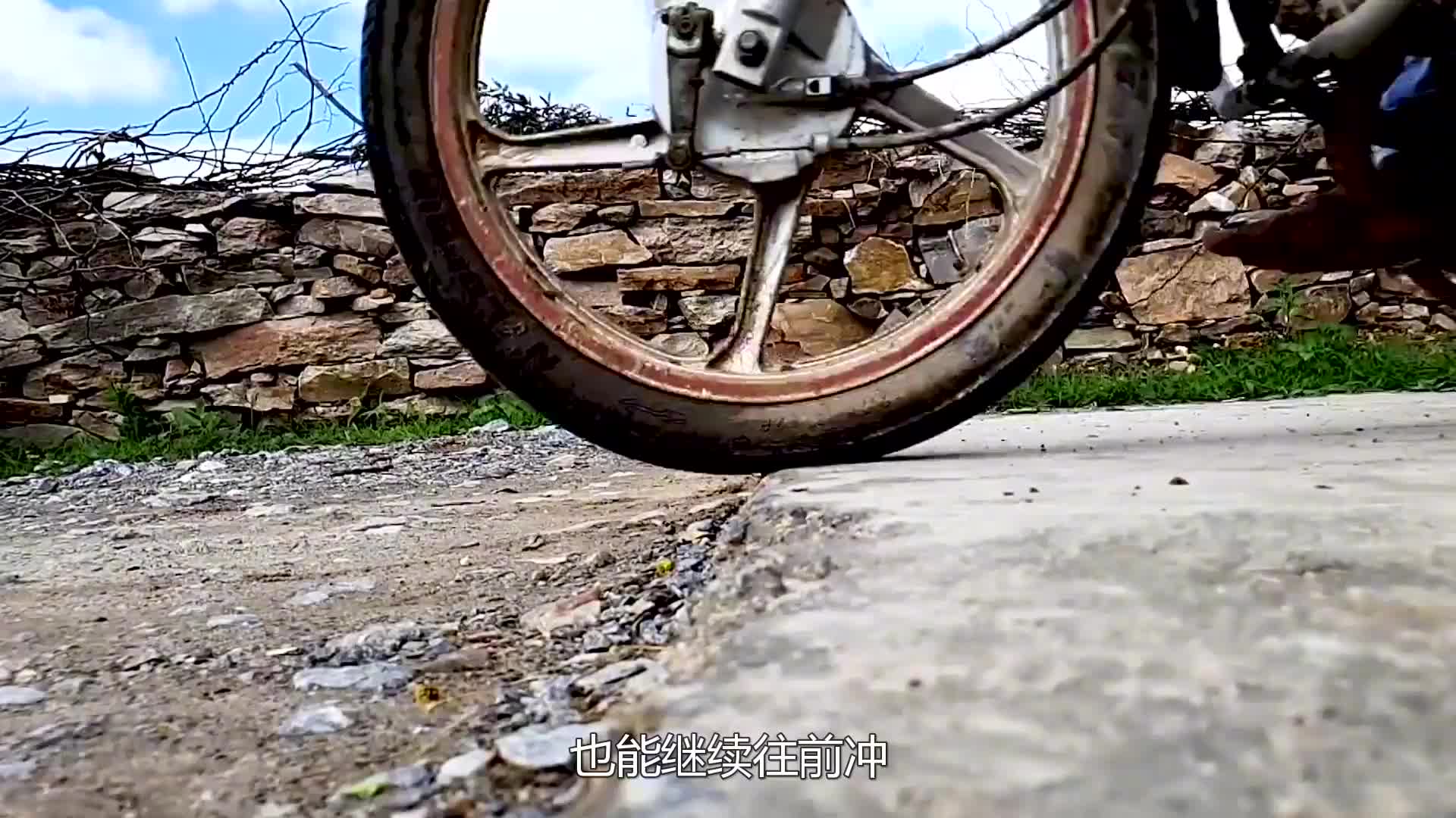 国外牛人给摩托车轮毂焊满尖刺，还能在路上行驶吗