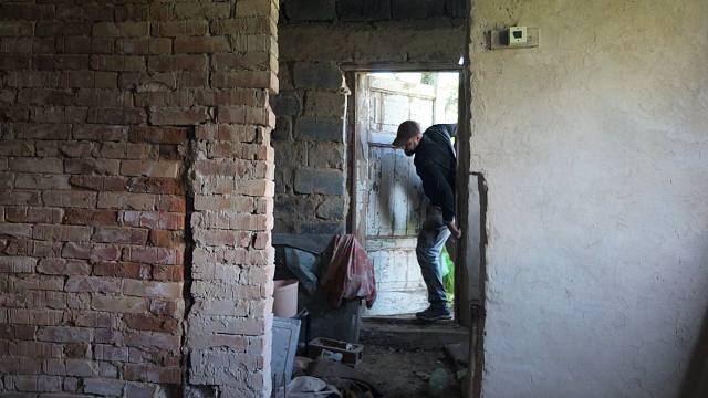 独自背包爬山旅行，没想发现栋废弃的房子，钻进去瞬间傻眼了