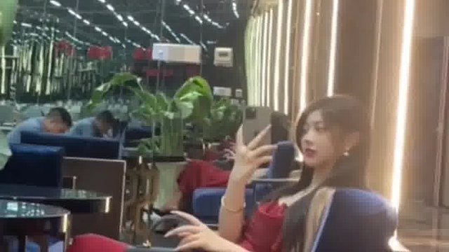 女子和爸爸一起出门却被误认为是女友女生尴尬得想找地缝！