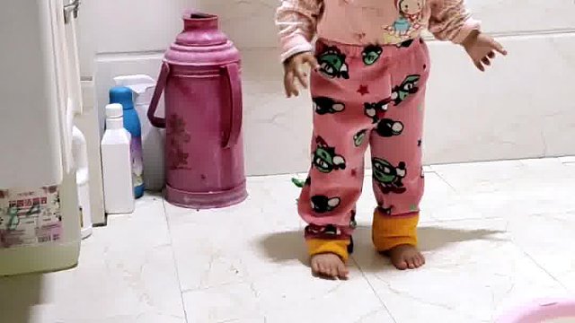 糖糖紧抠的小脚丫（浴室锻炼平衡）