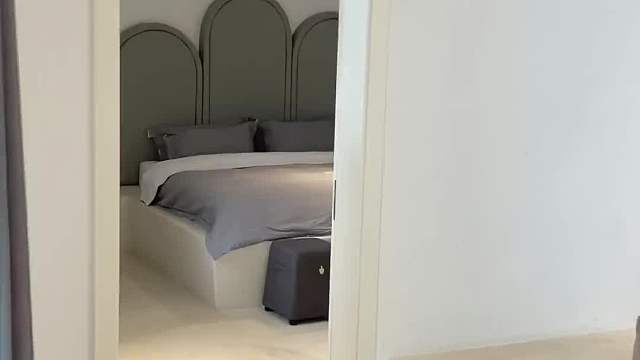 一个以为不会走，一个以为会挽留。