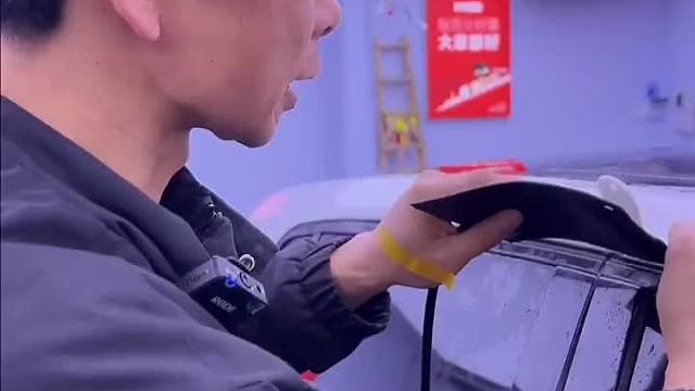 车钥匙锁在车里怎么办？