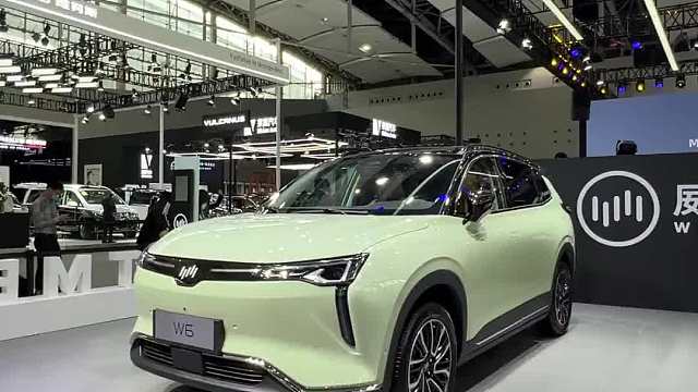 豪车馆里有个惊喜，带小姐姐去打探打探！