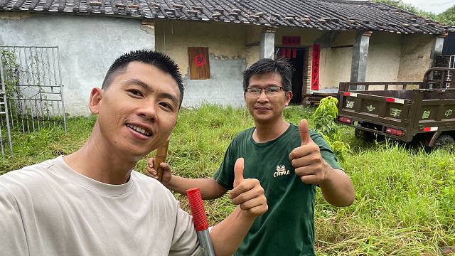 阿旺拿下海景房养鸭，冒着大雨一步步完成鸭舍，这俩小伙子真拼