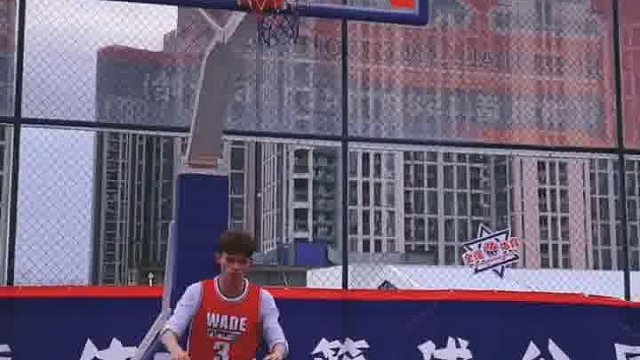 你们更加喜欢谁的动作？ 不管是谁我们都要抱着学习的态度！继续坚持继续加油