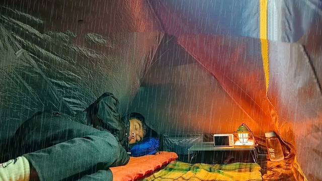 大雨中的轻松露营 • 烹饪柠檬叶鸡