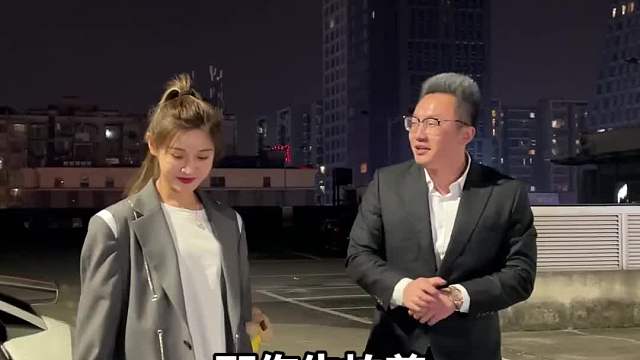 大冬天开敞篷吃宵夜，不是身体好，是真的没带！小姐姐你要相信我！