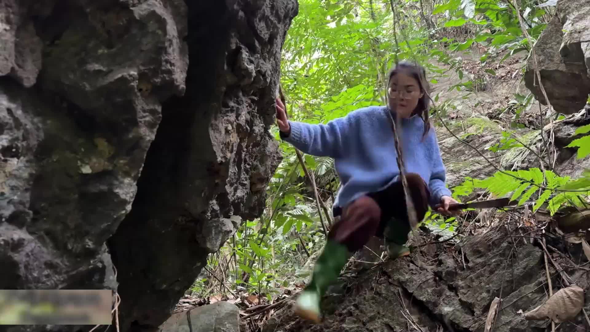 女人徒手将庇护所挂到树上，直接体验了一把住在鸟巢里的快乐