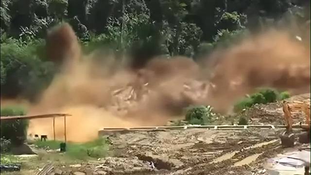 遇到山洪时，要顺着山沟赶紧跑下山？