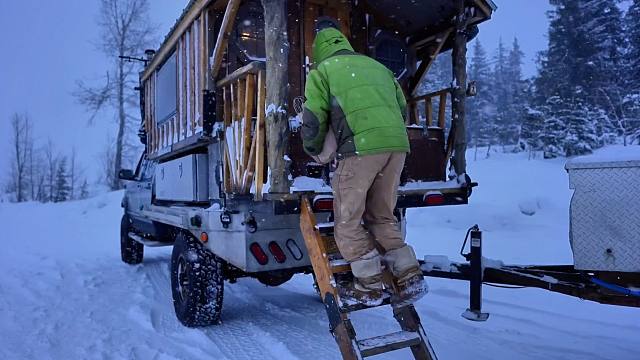 这才是极品牛人，在-20°的暴风雪房车内极限野营，风力达到了8级