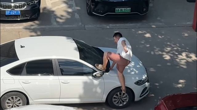 车子被其他车被堵住了，千万别冲动做傻事！