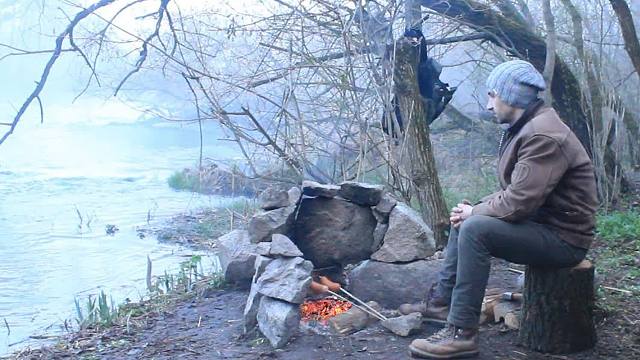 独自背包游历到一处丛林小河边，果断用篷布搭建帐篷，在这里钓鱼舒适过夜