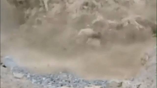 碰到泥石流，要往空旷地方跑？