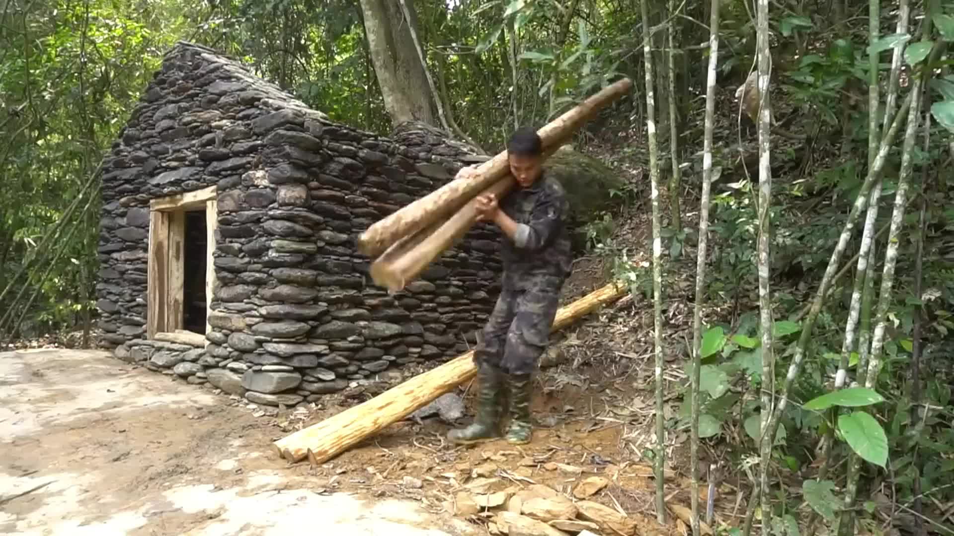 男人在巨石上搭建石头小屋，还在树洞里挖到蜂蜜